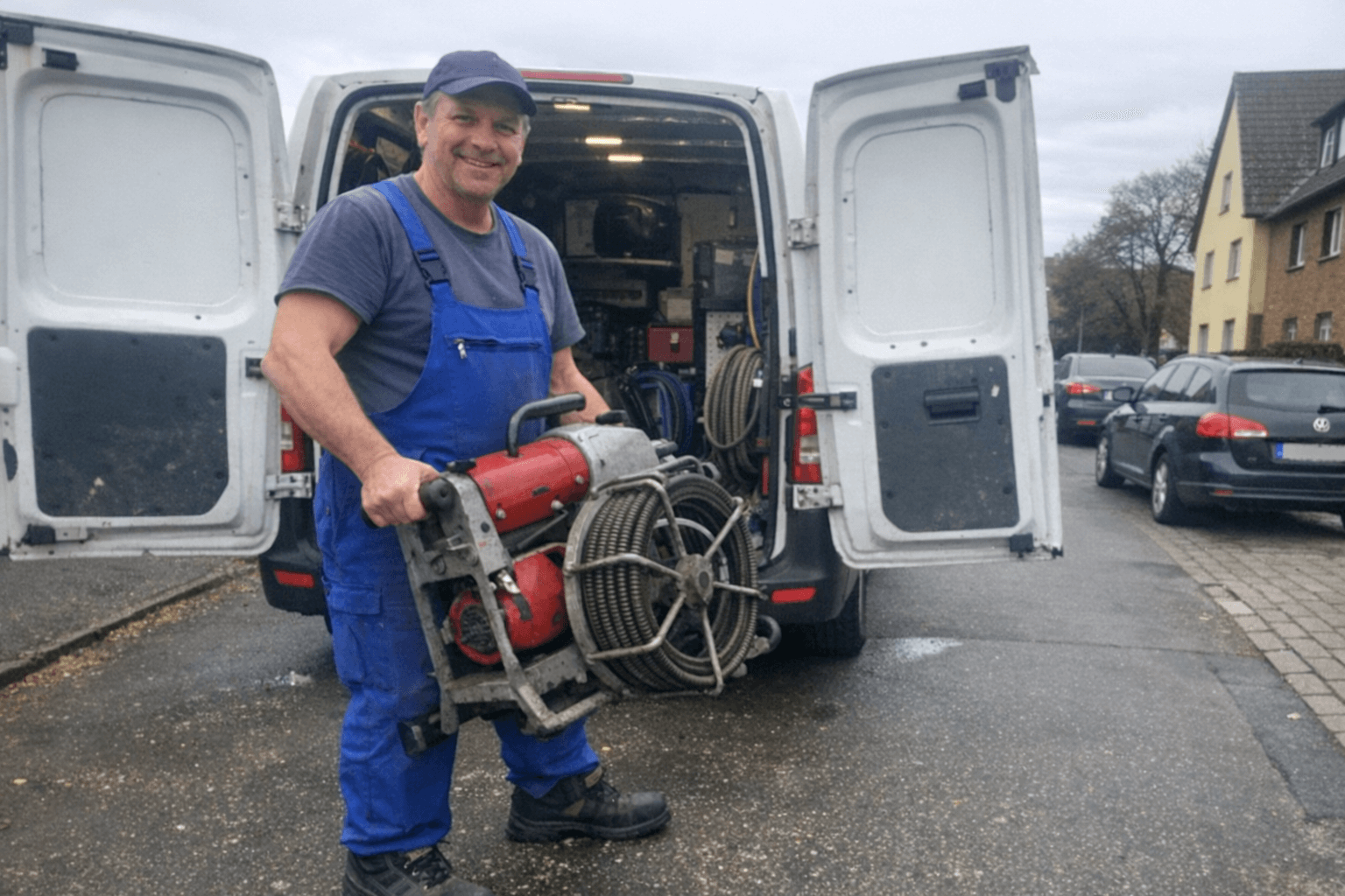 Mehrere Fräs- und Kettenaufsätze liegen sortiert in einem Einsatzkoffer auf der Ladefläche eines Servicefahrzeugs